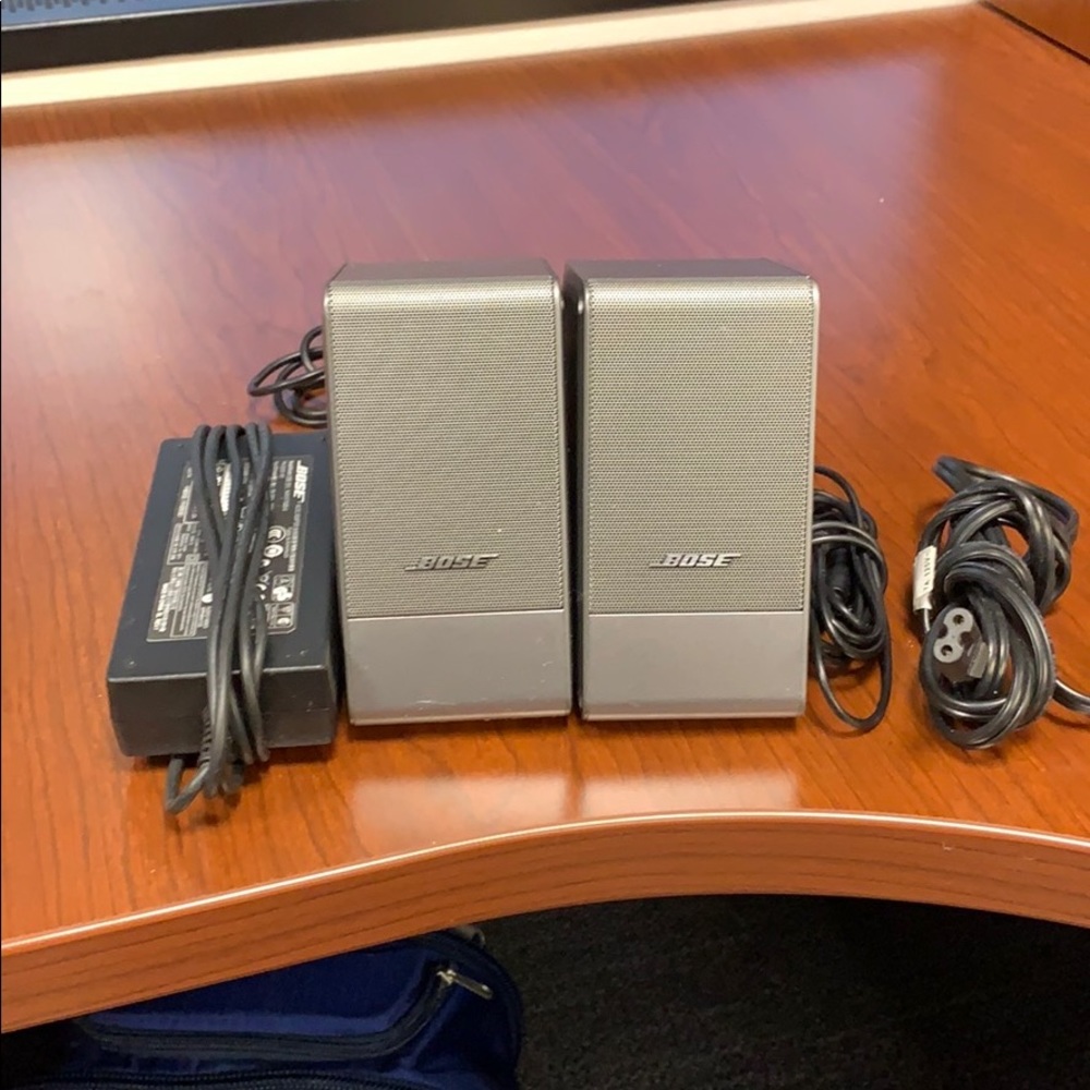SOLD Bose speakers - Picture 1 of 2